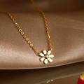 Collier avec pendentif marguerite dorée et finition polie sur fond de satin soyeux - Motif Marguerite Simple / Or