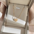 Collier élégant en or champagne avec pendentif marguerite à six pétales dans un écrin - Motif Marguerite Simple / Or rose
