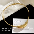Poliertes goldenes Rohr-Halsband mit Magnetverschluss und herzförmigem Design - Gebogenes Rohr Magnetisch / Gold