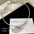 Eleganter silberner Schlangenkette-Choker mit minimalistischem, poliertem, gebogenem Anhänger - Gebogenes Rohr Magnetisch / Silber