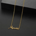 Collier prénom Aquarius en acier inoxydable doré sur fond texturé noir élégant - Verseau Or