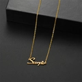 Collier Scorpion en acier inoxydable avec pendentif cursif sur fond noir élégant - Scorpion Or