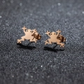 Detalle de pendientes de rana de acero inoxidable con diseño hueco y acabado en oro rosa - Forma Rana (487) / Rosa oro