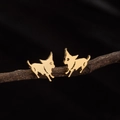 Pendientes de botón minimalistas de acero inoxidable dorado con un diseño de perro cachorro - Silueta de Perro Saltando (781) / Dorado
