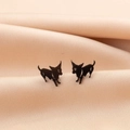 Pendientes de chihuahua en esmalte negro sobre elegante tela de raso color champán - Estilo Perro Corriendo (781) / Negro