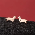 Pendientes de perro salchicha minimalistas en oro rosa con detalle de corazón - Teckel con Corazón Hueco (782) / Rosa oro
