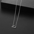 Collier prénom Leo en acier inoxydable argenté minimaliste sur un fond noir mat - Lion Acier