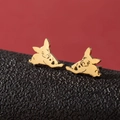 Pendientes de perro minimalistas en acero inoxidable dorado sobre soporte negro texturizado - Dorado