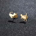 Orecchini a perno a forma di gatto dorato in acciaio inossidabile e pose vivaci - Forma Gato (483) / Oro