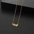 Primer plano del collar dorado del zodiaco Virgo con colgante de letras sobre fondo negro - Virgo / Dorado