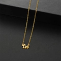 Primer plano del collar con colgante del signo Leo en oro de 18K sobre fondo gris - Leo / Dorado
