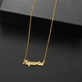Collar del signo Acuario chapado en oro de 18 quilates con colgante de letra cursiva - Acuario / Dorado