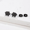 Graziosi orecchini a perno a forma di maiale in nero opaco con chiusura a farfalla - Forma Maiale (481) / Nero