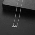 Collar minimalista plateado con colgante del signo Aries en letra cursiva sobre soporte negro - Aries / Plateado