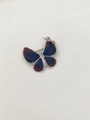 Vista macro detallada del broche de mariposa bicolor con micropavé de cristales de circonita - Mariposa Azul Rosa