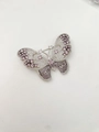 Detailopname van de vlinderbroche met roze en witte kristallen in pavézetting - Roze Paars (C)