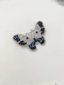 Detail van zilveren vlinderbroche met blauwe en witte kristallen en opengewerkt ontwerp - Donkerblauw (A)