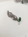 Vista detallada del broche de hoja de plata con circonitas blancas y gemas verdes - Blanco (01)