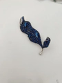 Detalle macro del broche de hoja con circonitas azules y montura de metal plateado - Azul (04)