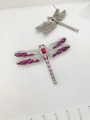 Dettaglio spilla a libellula con pietre rosse e pavé di zirconi su base in argento - Rosa Rosso