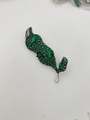 Detalle de broche de hoja plateada con circonitas verdes y piedras en forma de pera - Verde (03)