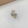 Detailansicht des geflochtenen Kabelrings mit Bicolor-Finish und Zirkonia-Quadraten - Ring / Silber