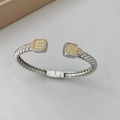 Detailansicht der silbernen Kabel-Armspange mit Pavé-Zirkonia auf quadratischen Enden - Armreif / Silber