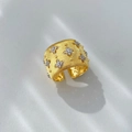 Dettaglio anello largo in oro 18K spazzolato con accenti di diamanti a forma di stella - Anello / Larghezza 15mm / Oro Zirconia Bianca