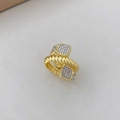 Nahaufnahme eines goldenen Seilrings mit quadratischen Enden und Zirkonia-Besatz - Ring / Gold