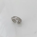 Anello aperto in metallo argentato spazzolato con zirconi e stile vintage palazzo - Anello Bianco Argento Zirconia Bianca