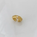 Anello dorato regolabile con trama in metallo spazzolato e tre accenti di zircone - Anello Oro Zirconia Bianca