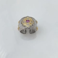Vue détaillée de la bague en argent brossé avec monture florale dorée et pierre violette - Bague Blanc-Rouge