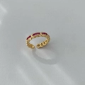 Anello regolabile dorato con zirconi rossi quadrati e design a catena moda - Base Oro con Zirconi Rosso Rosa / Anello aperto regolabile