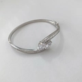 Bracelet argenté croisé avec zircon en poire et pierres baguette fini poli - Bracelet jonc / Ton Argent Zirconium Blanc