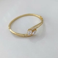 Bracelet jonc doré croisé élégant avec pierres poires et détails baguettes - Bracelet jonc / Ton Or Zirconium Blanc