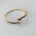 Bracelet jonc doré avec pierres bleues et gemmes poires dans un design croisé élégant - Bracelet jonc / Ton Or Zirconium Bleu