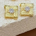 Gros plan détaillé de boucles d'oreilles carrées dorées, texture tissée et zircons brillants - Style de Bouquet de Fleurs Tissé Carré (Or 4)