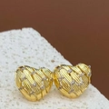 Gros plan de boucles d'oreilles cœur dorées avec texture tressée et zircons - Style Tissé en Relief en Forme de Coeur (Or 3)