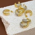 Vue détaillée des boucles d'oreilles créoles dorées avec pavé de zircon sur pierre blanche - Style Pavé Segmenté Croissant (Or 6)