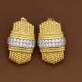 Détail de boucles d'oreilles géométriques dorées avec texture tissée et zircons - Style de Texture en Noeud Rectangulaire (Or 9)