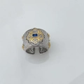 Bague vintage avec pierre bleue rectangulaire et accents dorés sur métal brossé - Bague Blanc-Bleu