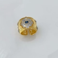 Anello aperto in oro spazzolato con gemma blu rettangolare e dettagli floreali in zirconi - Anello (Oro-Zirconia Blu)