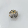 Bague en argent brossé avec émeraude rectangulaire et décor floral en zircon doré - Bague Blanc-Vert