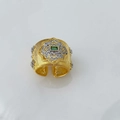 Anello in oro spazzolato con pietra verde rettangolare e incastonatura floreale in zircone - Anello (Oro-Zirconia Verde)