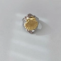 Anello aperto bicolore in oro 18k stile marino con conchiglia dorata e fascia argento - Trama di Conchiglia-Bianco+Oro
