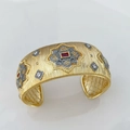 Bracciale rigido dorato spazzolato con gemma rossa e dettagli floreali in cristallo - Bracciale (Oro-Zirconia Rossa)