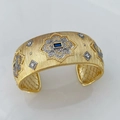 Bracciale aperto in oro spazzolato con gemma blu rettangolare e intarsio di zirconi - Bracciale (Oro-Zirconia Blu)