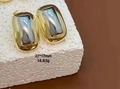 Vista macro de pendientes retro dorados con piedra gris y medidas de 27x17mm de detalle - Estilo Incrustado Vintage Rectangular