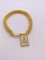 Dettaglio del braccialetto boho di perle dorate con medaglia della Vergine Maria e perla - Bracciale B con Logo AS Vergine Maria e Perla Barocca