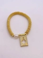 Dettaglio del bracciale a sfere dorate con perla bianca e ciondolo rettangolare traforato - Bracciale Elastico A con Ciondolo Traforato a Cuore e Croce